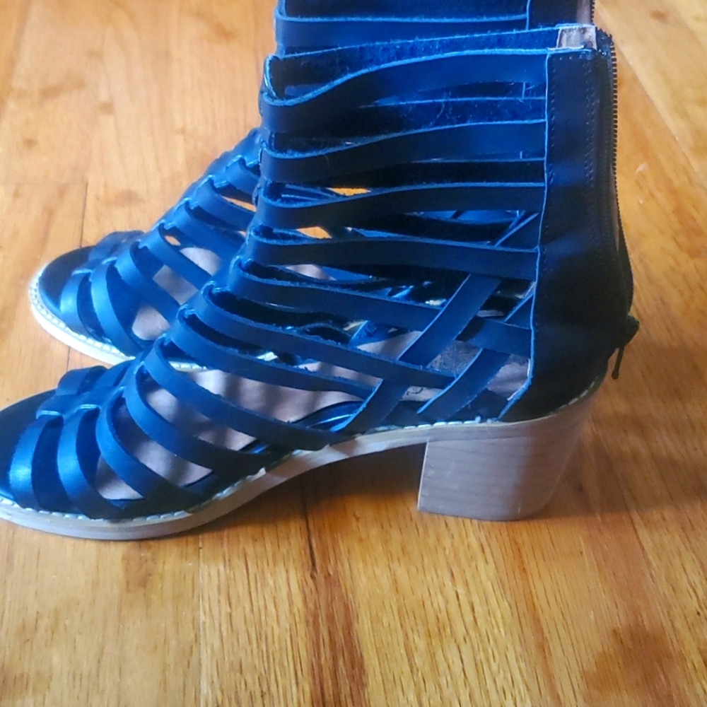 Black crown vintage heels.